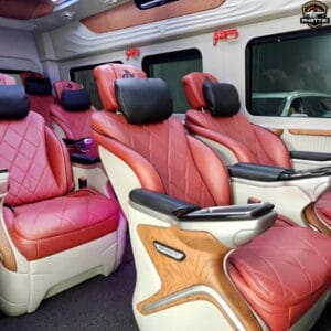 Xe đi bệnh viện limousine vip 9 chỗ Hành khách có thể thư giãn trên xe limousine 9 chỗ khi đi khám thai tại bệnh viện Từ Dũ, TP.HCM