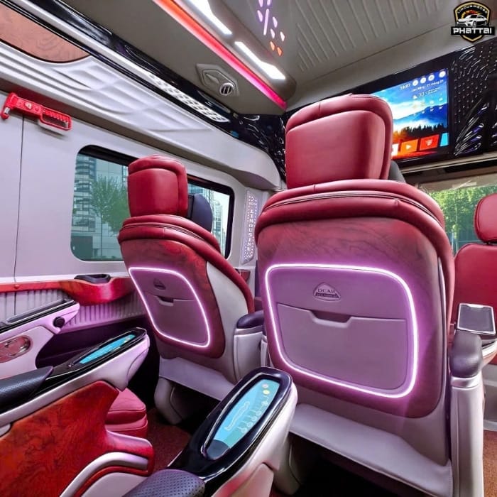 Xe đi bệnh viện limousine vip 9 chỗ Nội thất xe limousine 9 chỗ sang trọng tiện nghi với ghế da rộng và wifi, giúp hành khách đi bệnh viện từ Vũng Tàu lên TP.HCM thoải mái nghỉ ngơi.